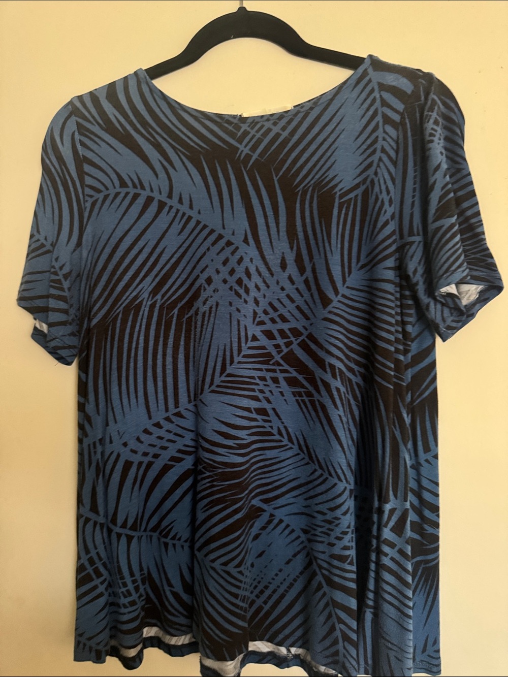 Hourglass Lilly Blue and Black Palm-Print Short Sleeve Tee